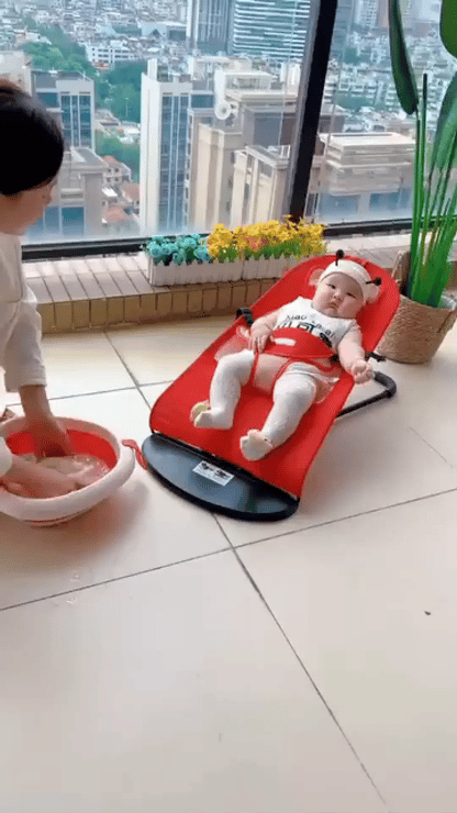 Baby Sitter Jumping